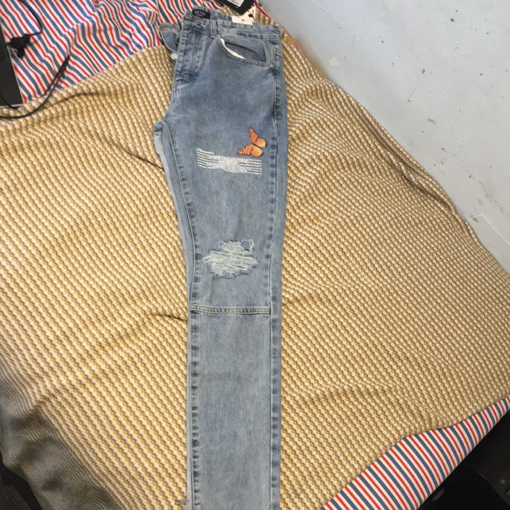 TALL SKINNY BUTTERFLY JEAN WITH KNEE RIP